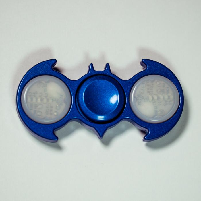 Batman Spinner Metalico Con Luz Led y Caja Metalica - Blue 