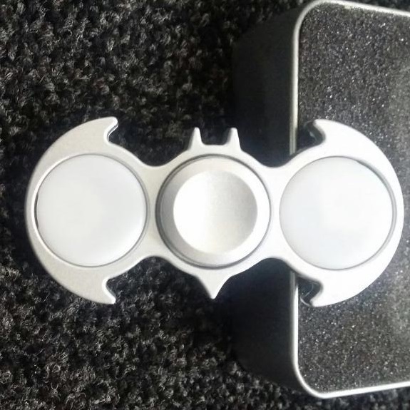 Batman Spinner Metalico Con Luz Led y Caja Metalica - Silver 